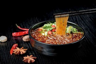 美味热气腾腾的牛肉拉面