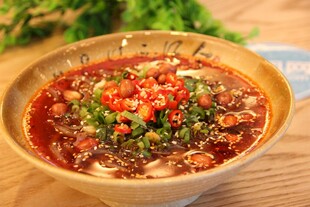 香辣诱人的美味红油冒菜