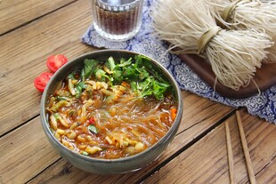 木桌上的美味特色杂烩菜