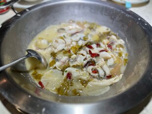 美味酸菜鱼炖煮中