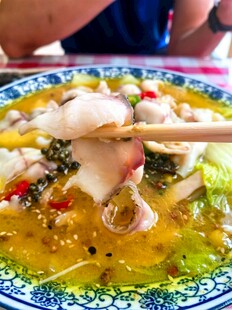 美味酸菜鱼筷子夹起瞬间