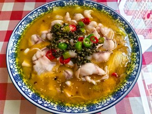 酸辣金汤鸡肉美食