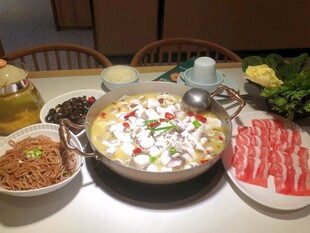 丰盛火锅食材摆满一桌