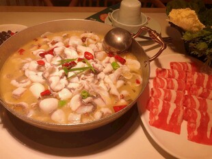 热气腾腾的火锅与鲜切肉片