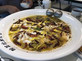 美味酸菜鱼大盆菜肴