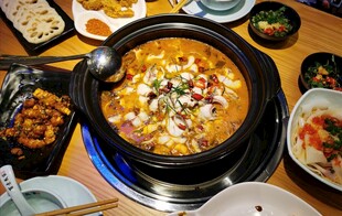 美味火锅与多样配菜