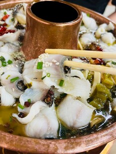 铜锅酸菜鱼鲜香诱人