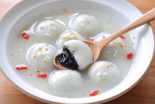 碗中美味汤圆馅料诱人
