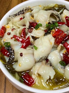美味酸菜鱼鲜香诱人