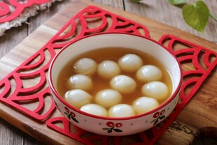 碗中甜蜜汤圆传统美味