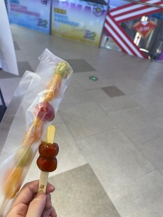 手持美味冰糖葫芦