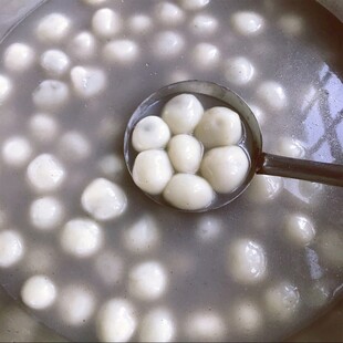 锅中煮着的美味白汤圆
