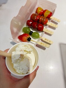 手持冰淇淋与多彩水果串