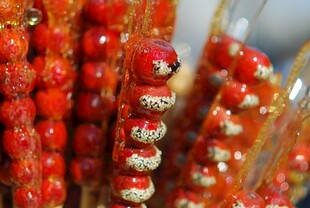 红色精美珠串饰品展示