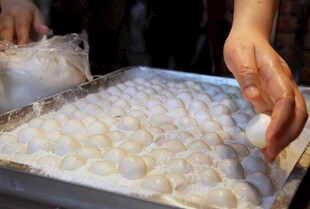 手工制作美味饺子现场