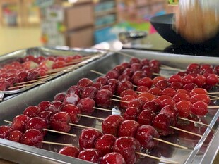 新鲜樱桃串诱人美食展示