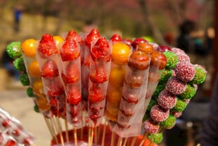 多彩美味棒棒糖整齐排列