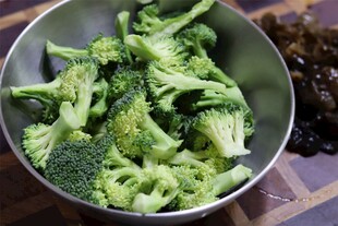 碗中的新鲜西兰花