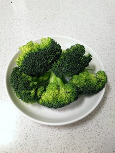 白盘上的新鲜西兰花