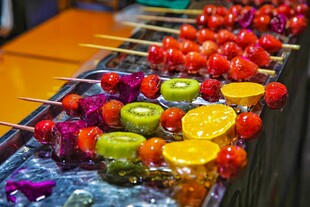 多彩水果串美味视觉盛宴