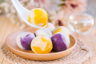 多彩汤圆摆于木盘赏味佳