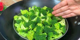 锅中翻炒的新鲜西兰花