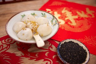 喜庆桌上的芝麻馅汤圆