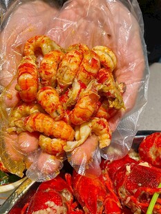 手捧美味小龙虾特写