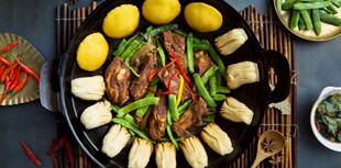 铁锅炖菜搭配金黄贴饼子