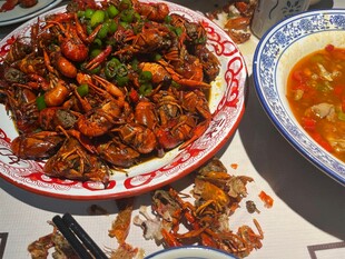 美味小龙虾与汤品组合