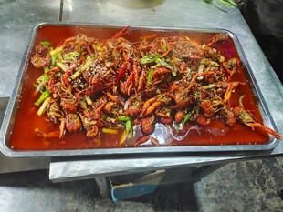 香辣诱人的铁板海鲜大杂烩