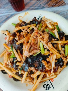 美味凉拌菜色彩丰富诱人