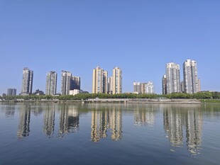 城市河畔高楼倒影美景