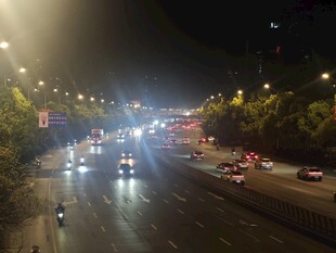 城市夜晚繁忙的车水马龙