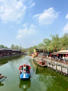 水乡河道游船风景