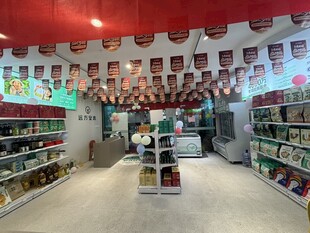 琳琅满目的鞋类零售店铺