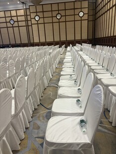 宽敞会场排列整齐的座椅