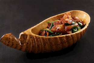 竹制器皿中的美味菜肴