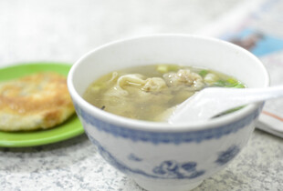 青花瓷碗中的美味汤品