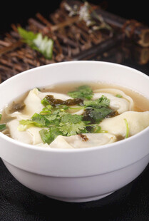 一碗鲜香馄饨汤