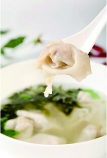 汤中馄饨被勺舀起