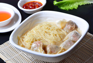 美味馄饨面配特色小料