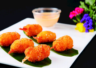 美味炸虾球配特色蘸酱