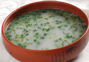 红碗盛的青菜粥