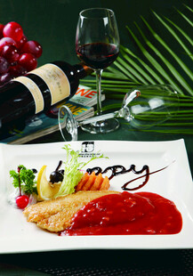 精致西餐摆盘与美酒