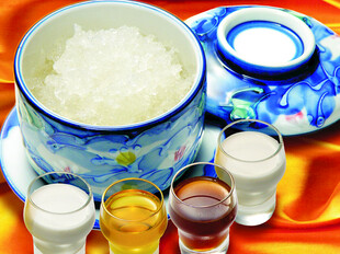 青花瓷容器与多样饮品