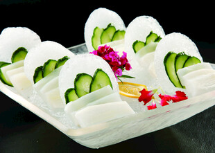 黄瓜点缀的精致面食