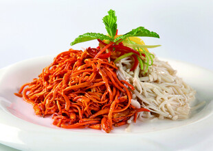 双色丝状食材摆盘