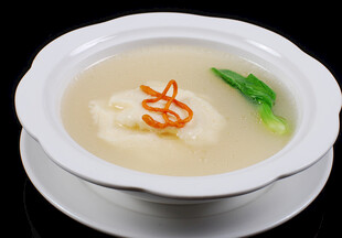 奶白色浓汤配精致食材