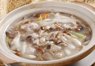 砂锅炖煮的美味肉片汤